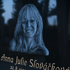 Hrobeček Aničky Slováčkové na Vinohradském hřbitově.