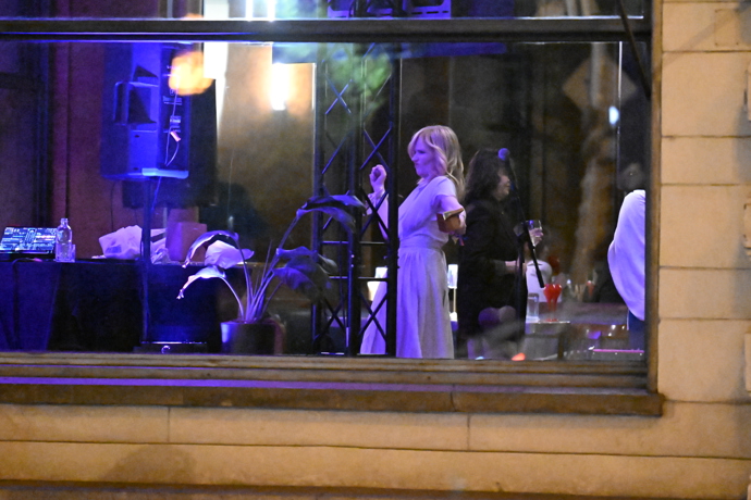 Aňa Geislerová ve středu parketu. 