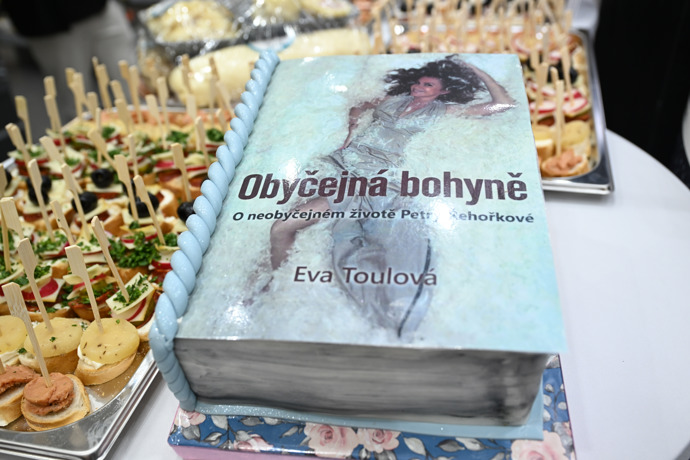 Křest knihy Obyčejná bohyně o Petre Řehořkové, kterou napsala Eva Toulová.