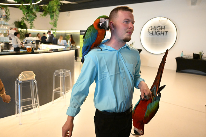Patrik Jíra dorazil i se svými papoušky. 