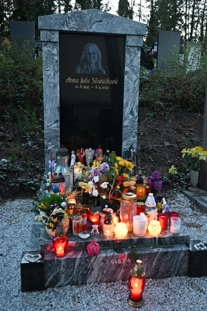 Hrobeček Aničky Slováčkové na Vinohradském hřbitově.