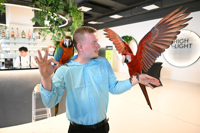 Patrik Jíra předvedl se svými papoušky pár triků.