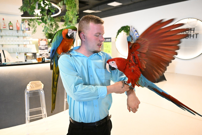 Influencer Patrik Jíra s papoušky rozzářil akci. 