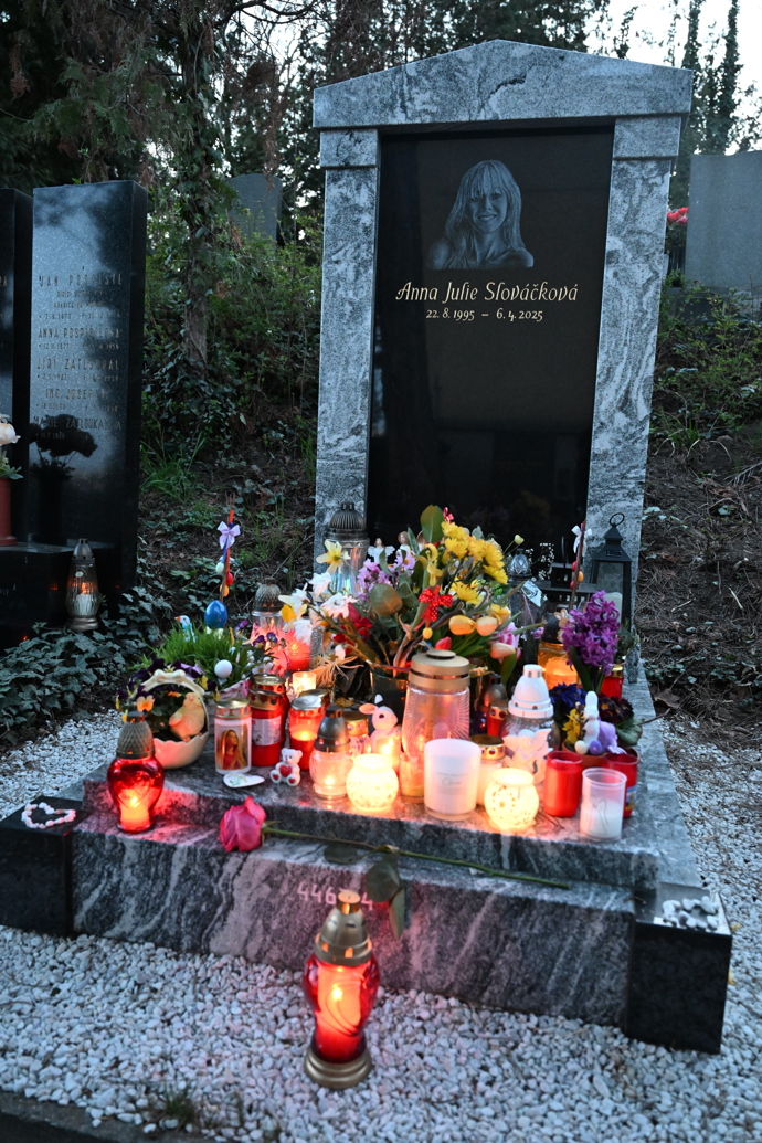 Hrobeček Aničky Slováčkové na Vinohradském hřbitově.