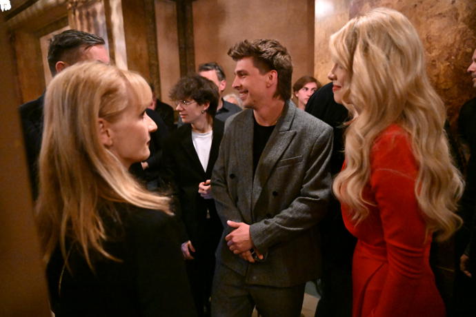 Justýna Zedníková a Ment tvořili na premiéře v Lucerně nepřehlédnutelný pár.