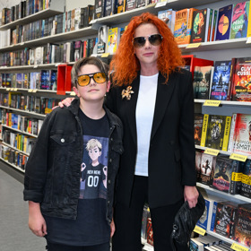 Štěpánka Decastelo vyvedla syna Olivera. Ten oblékl černé tričko s potiskem a přechodovou bundičku. 