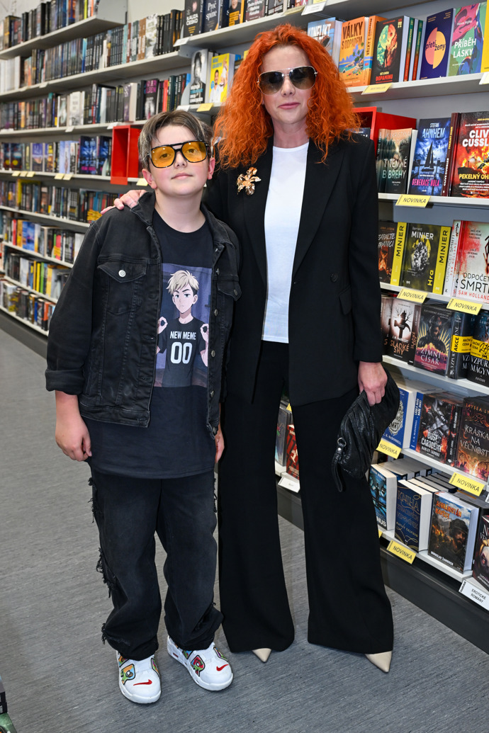 Štěpánka Decastelo vyvedla syna Olivera. Ten oblékl černé tričko s potiskem a přechodovou bundičku. 