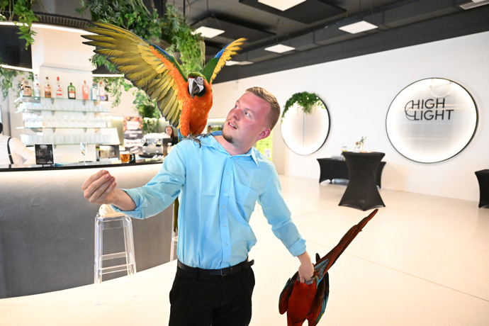 Patrik Jíra se svými papoušky na narozeninové oslavě aplikace Influland. 