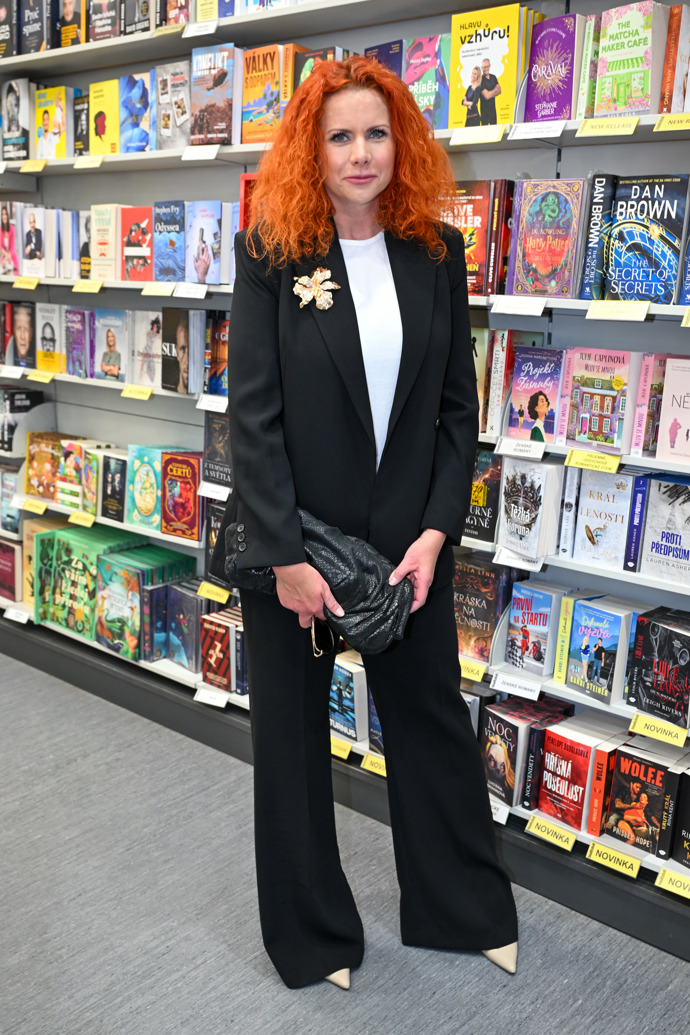 Štěpánka oblékla černý kalhotový kostým a bílé tričko. 