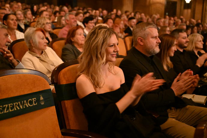 Lenny sledovala film z hlediště a tleskala Marpovi.