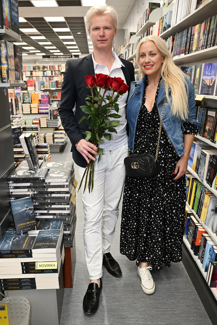 Tereza Mátlová s partnerem Miroslavem Dvořákem, který oblékl bílé kalhoty a černé sako.