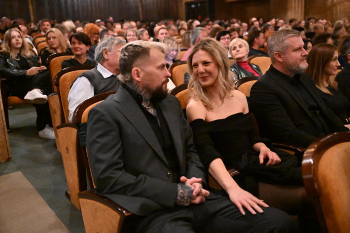 Lenny po boku svého snoubence Marpa.