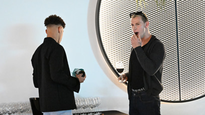 FOTO: Pavel Tóth si dal červené víno.