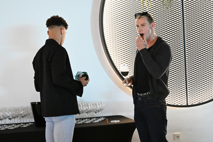 Pavel Tóth si dal červené víno.