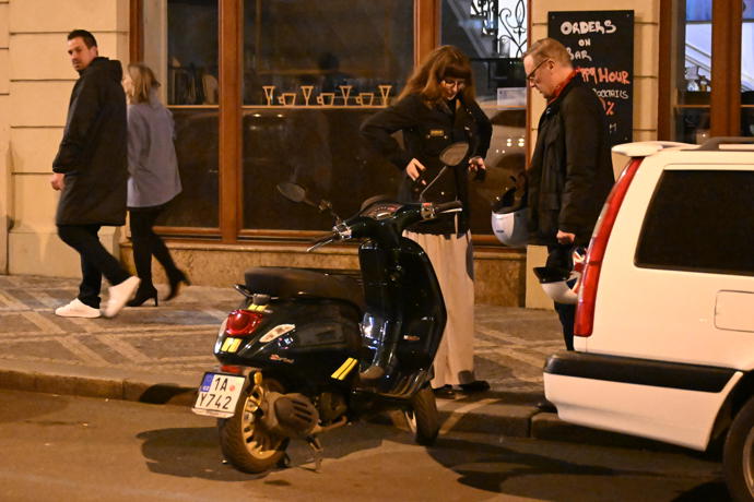 David Matásek s manželkou přijeli na skútru.