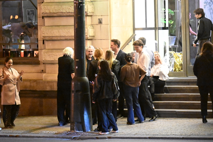 Jan Hřebejk mezi hosty venku. 