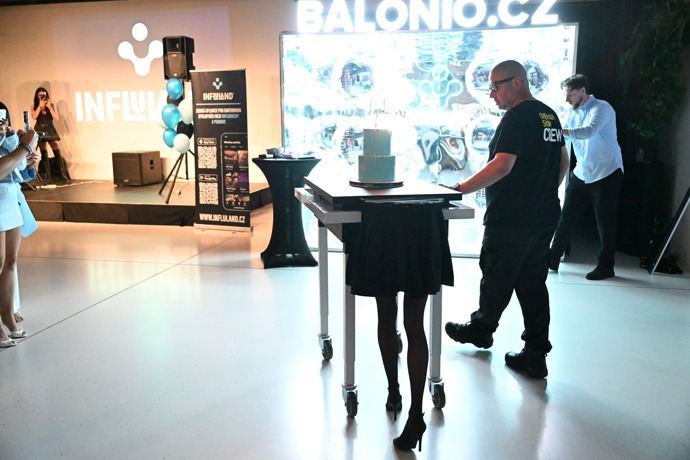 Marie Rosecká přivezla dort velmi originálním způsobem.