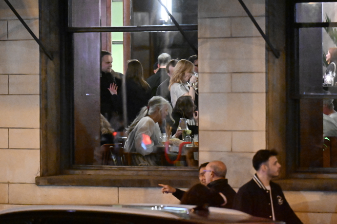 Aňa Geislerová s pivem v ruce. 