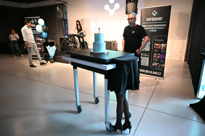 Marie Rosecká si zahrála na kouzelnici. 