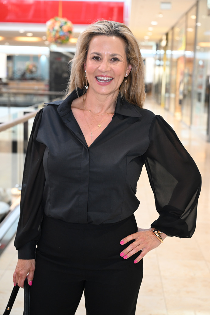 Bývalá manželka Leoše Mareše dekolt ozvláštnila zlatými šperky. 