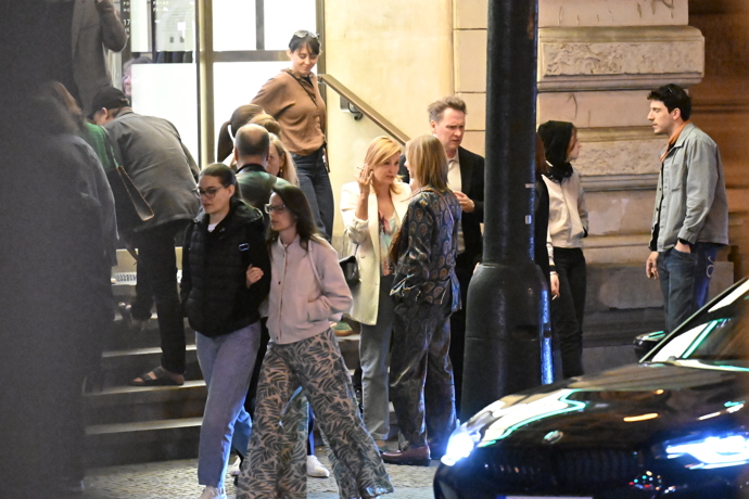 Jitka Schneiderová venku na cigárku. 