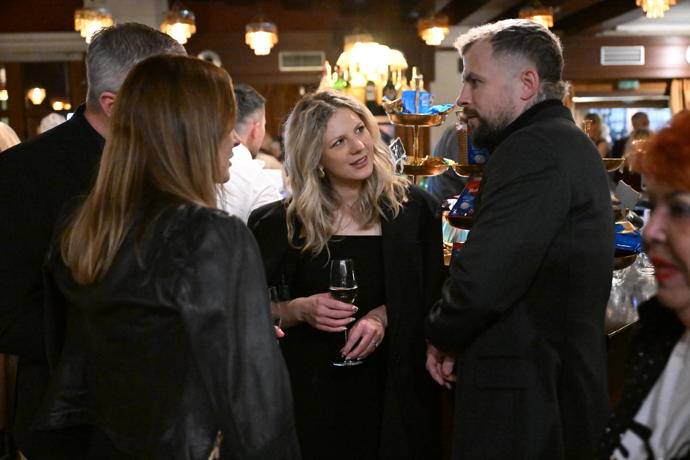 Lenny nemohla ze své lásky spustit oči.