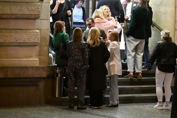 Ondřej Vetchý trávil dost času venku na schodech.