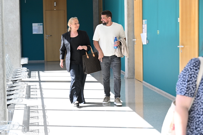 Vysmátý Milan Baroš opouští soudní síň v dobrém rozmaru.