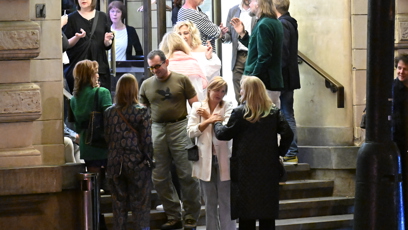 FOTO: Ondřej Vetchý venku na schodech.