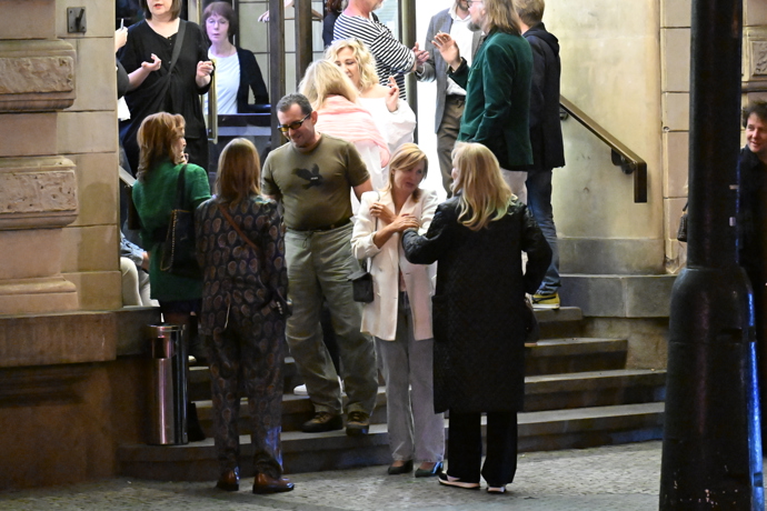 Ondřej Vetchý venku na schodech. 