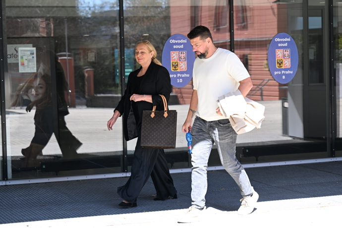 Spokojený Milan Baroš po boku svého právnického esa.