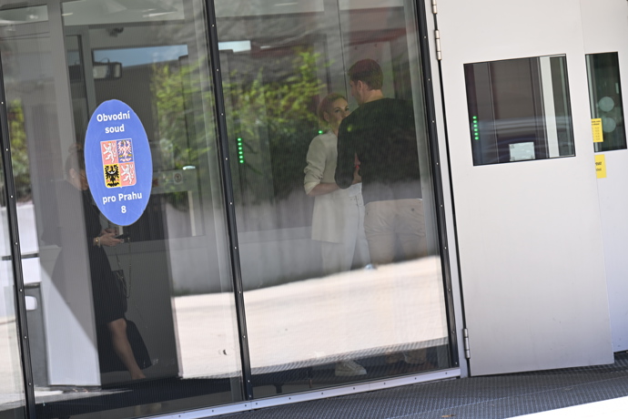 Nový partner po boku Terezy Barošové bezprostředně po skončení soudu.