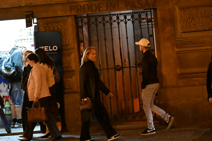 Dagmar Havlová při odchodu. 