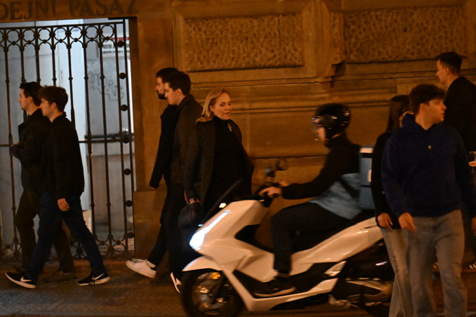 Dagmar Havlová při odchodu. 