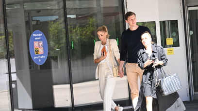 FOTO: Nový přítel byl pro zdrcenou Terezu po soudu obrovskou oporou.