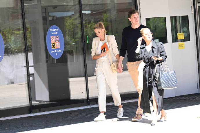 Bývalý šéf sportovní agentury utěšuje svou zklamanou partnerku.