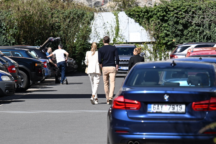 Tereza Barošová odchází ruku v ruce se svým novým mužem.