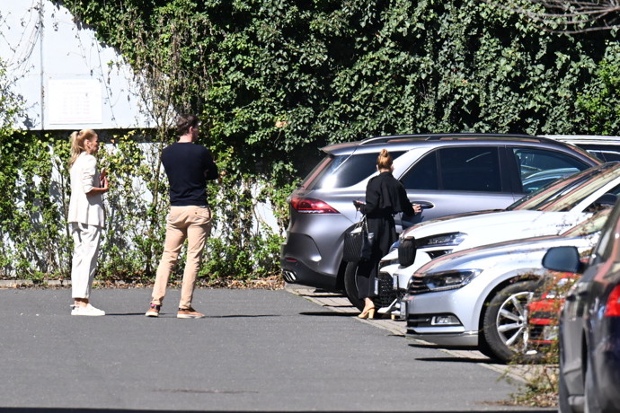 Zlomenou exmanželku Baroše bezpečně doprovodil k autu Filip Neusser.