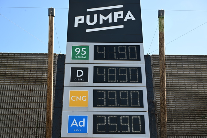 Průhonický gigant nabízí palivo mírně pod vládním limitem.