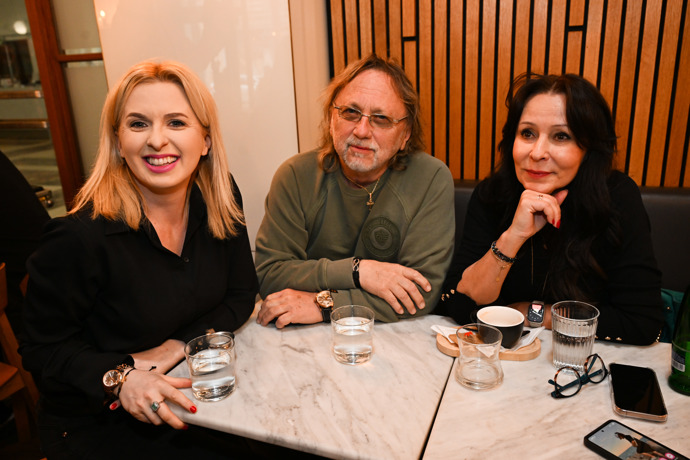 Jiřina Anna Jandová se svým otcem Daliborem Jandou a zpěvačkou Heidi Janků. 