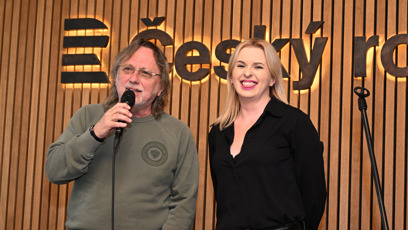 FOTO: Jiřina Anna Jandová si to na pódiu vedle otce Dalibora Jandy užívá.
