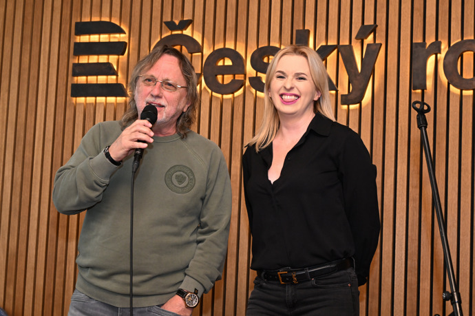 Jiřina Anna Jandová si to na pódiu vedle otce Dalibora Jandy užívá. 