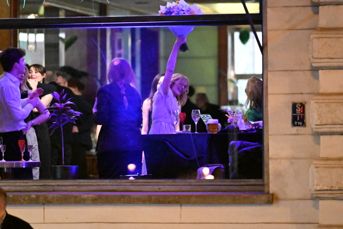 Aňa Geislerová tančila s kyticí. 