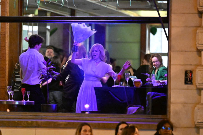 Aňa Geislerová s kyticí na parketu. 