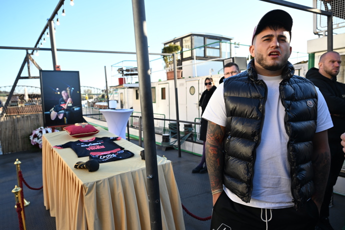 Samir se přišel rozloučit s bojovnicí.