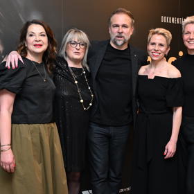 Partnerka Davida Stypky s rodinou a tvůrci dokumentu Neboj, dýchej, čaruj.