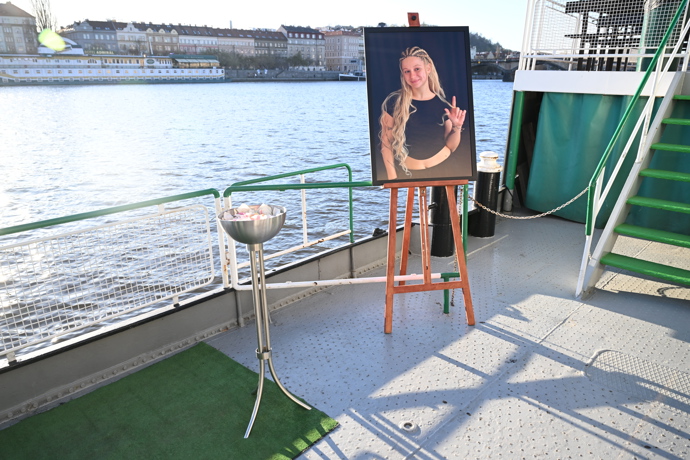 Dojemné pietní místo s fotografií usměvavé Dominiky.