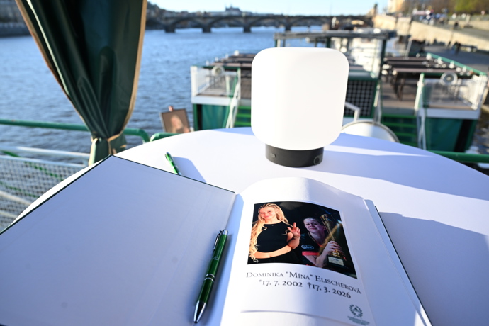 Do knihy lidé psali dojemné vzkazy.