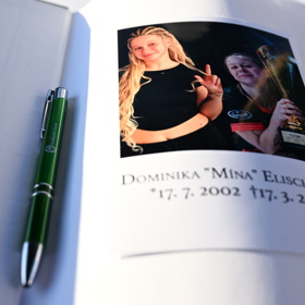 Fanoušci mohli zanechat poslední slova v pamětní knize.