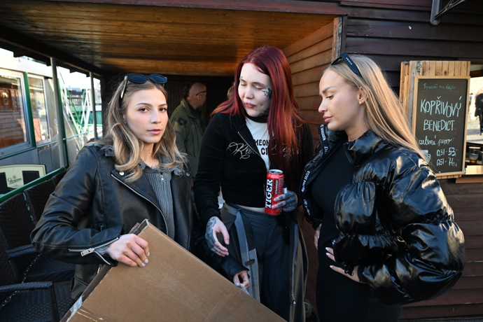 Přátelé přinesli nádherné památeční plátno plné lásky.